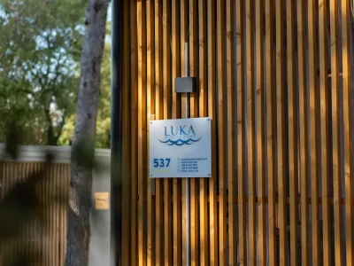 537